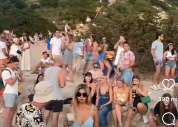 Con esta imagen revela lo que han detrás de la imagen 'perfecta' en es Vedrà, uno de los lugares más instagrameados de Ibiza. Instagram Gon Oliver