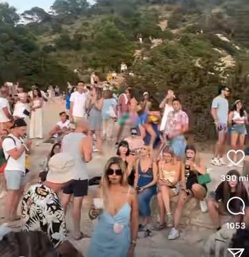 Con esta imagen revela lo que han detrás de la imagen 'perfecta' en es Vedrà, uno de los lugares más instagrameados de Ibiza. Instagram Gon Oliver