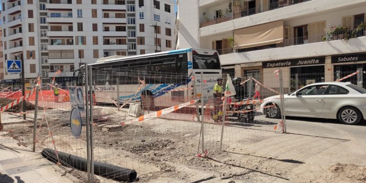 Vehículos en la zona del escape de gas. Imagen cedida a Noudiari.