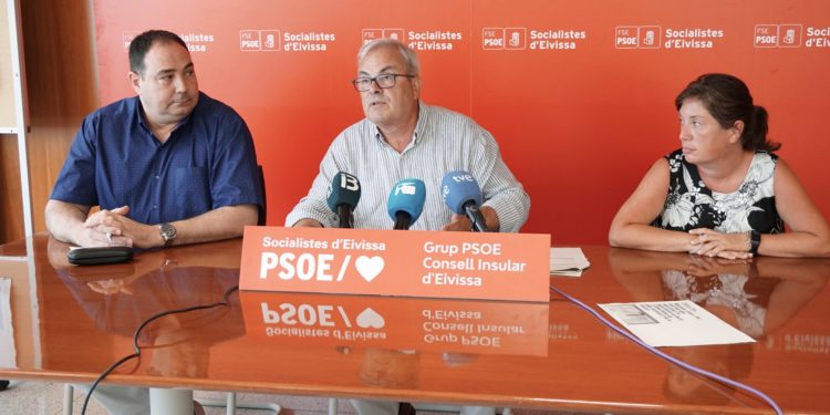 Rueda de prensa del PSOE sobre la gestión de PP y Ciudadanos en el Consell de Ibiza.