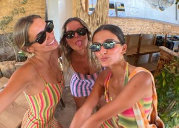 María Pombo (a la izquierda) con amigas en Formentera. Instagram.