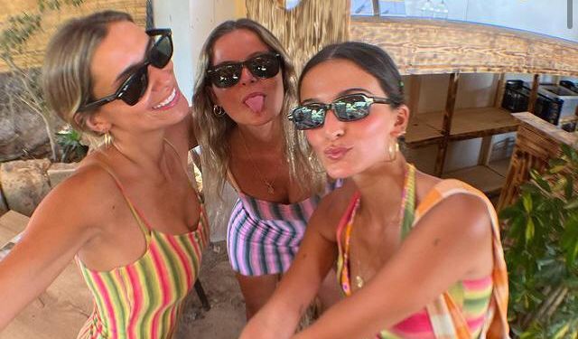 María Pombo (a la izquierda) con amigas en Formentera. Instagram.