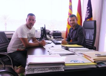 Imagen del encuentro entre el alcalde, Marcos Serra, y Jorge Nacher. Ayuntamiento de Sant Antoni.