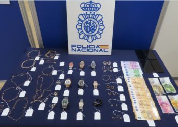 Imagen de archivo de relojes y objetos de lujo intervenidos por la Policía Nacional en una operación.