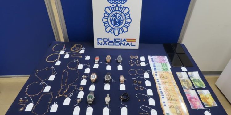 Imagen de archivo de relojes y objetos de lujo intervenidos por la Policía Nacional en una operación.