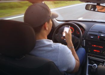 Imagen de archivo de una persona usando el móvil al volante. Imagen de Pxhere