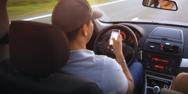 Imagen de archivo de una persona usando el móvil al volante. Imagen de Pxhere