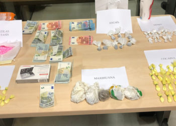Droga y dinero intervenido en esta operación en un bar del puerto de Ibiza. Foto Policía Nacional