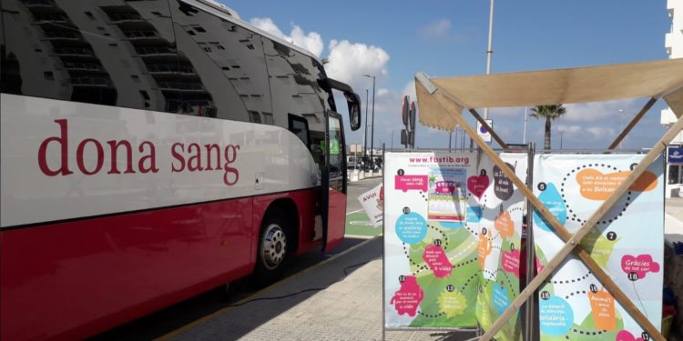 Imagen de archivo de un autobús para donar sangre.