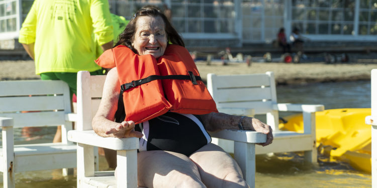Francisca Clapés Ferrer, disfrutando como una niña.