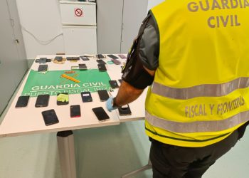 Los móviles que llevaba la mujer en la maleta cuando fue sorprendida en el aeropuerto de Ibiza.