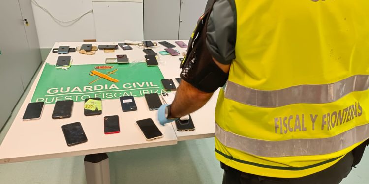 Los móviles que llevaba la mujer en la maleta cuando fue sorprendida en el aeropuerto de Ibiza.
