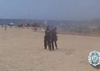 Imagen de la detención del hombre en la zona de Platges de Comte de Sant Josep.