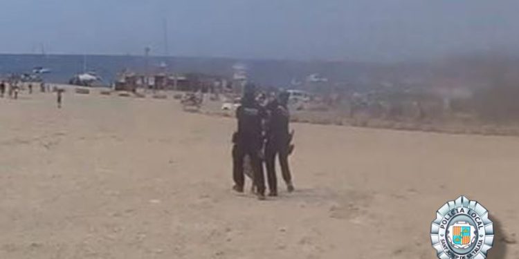 Imagen de la detención del hombre en la zona de Platges de Comte de Sant Josep.