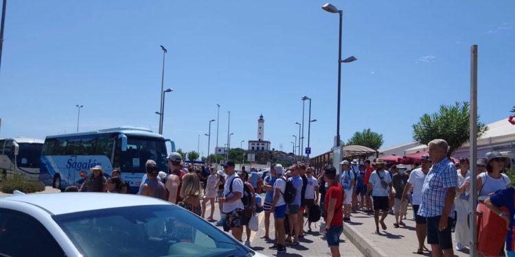Cues de creueristes per aconseguir taxi o autobús a es Botafoc aquest dilluns. Imatge cedida per Extinction Rebellion.
