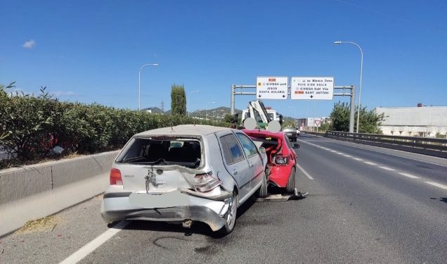 Equipos de auxilio en carretera de Grúas Ibiza se encargaron de retirar los vehículos. Imagen cedida a Noudiari.