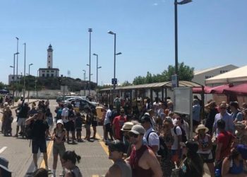 Cruceristas a su llegada a Ibiza.  Extinction Rebellion.