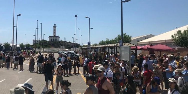 Cruceristas a su llegada a Ibiza. Extinction Rebellion.