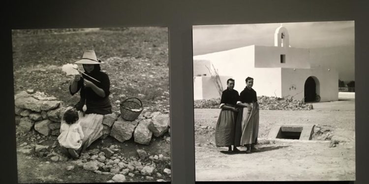 Fotografies de Formentera a l'exposició "Els Català, fotògrafs d'un segle". Foto: Toni Escandell.