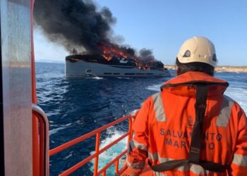 La embarcación incendiada ayer en Cala Saona. Foto: Salvamento Marítimo.