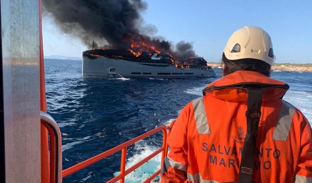 La embarcación incendiada ayer en Cala Saona. Foto: Salvamento Marítimo.