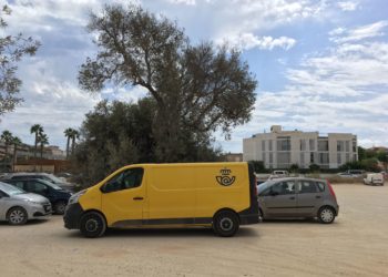 Una furgoneta de Correos en Ibiza. Foto: Toni Escandell.