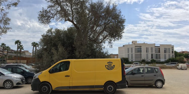 Una furgoneta de Correos en Ibiza. Foto: Toni Escandell.