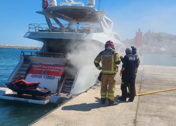 Bomberos trabajando en la extinción del incendio. Imagen cedida por APB.