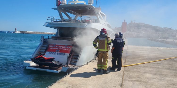 Bomberos trabajando en la extinción del incendio. Imagen cedida por APB.