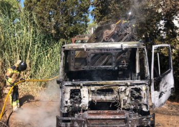 Imagen de archivo de otro vehículo incendiado este verano. Foto: Bomberos Ibiza.