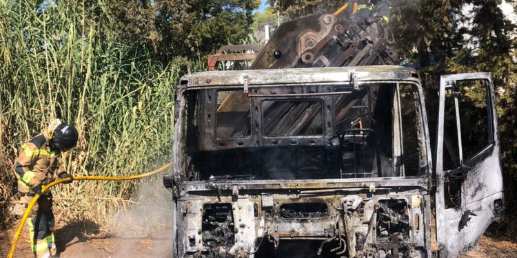 Imagen de archivo de otro vehículo incendiado este verano. Foto: Bomberos Ibiza.