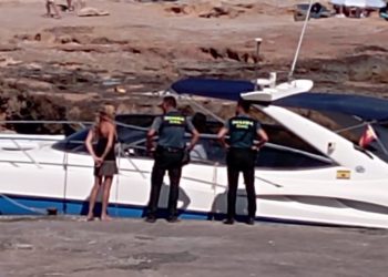 Imagen de la llegada de la Guardia Civil al muelle de es Caló. Fotos: Guillem Romaní