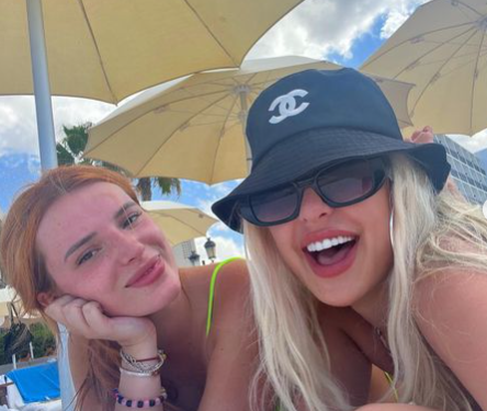 Bella Thorne y Tana Mongeau en Santa Eulària, en una imagen del Instagram de Mongeau.