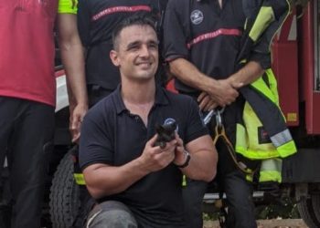 Bruno Roig sostiene el gatito rescatado.