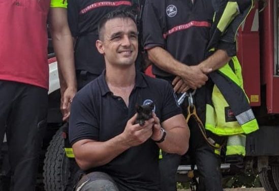 Bruno Roig sostiene el gatito rescatado.