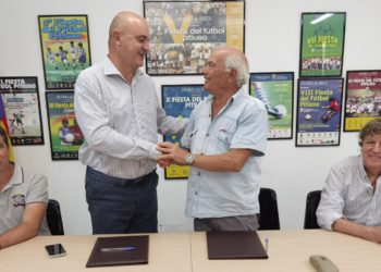 El president Vicent Marí dona la mà a Vicente Bufí després de firmar el conveni. Foto: Consell d'Eivissa.