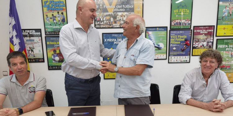 El president Vicent Marí dona la mà a Vicente Bufí després de firmar el conveni. Foto: Consell d'Eivissa.