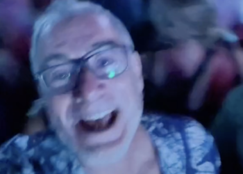 El tiktoker Biro cantando 'One Kiss' en Ibiza. Créditos Tik Tok Birovr