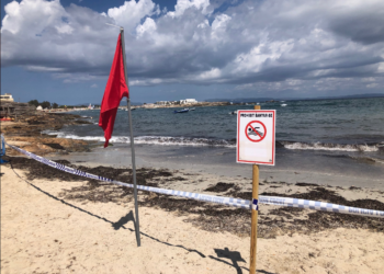 Platja des Pujols tancada al bany aquest dijous. Consell de Formentera.