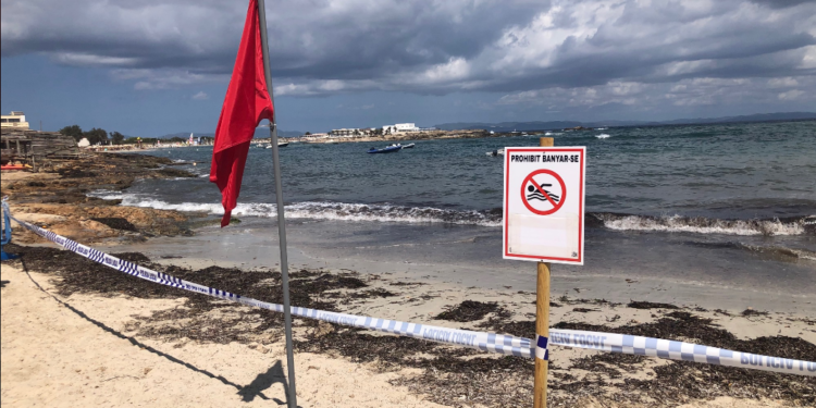 Platja des Pujols tancada al bany aquest dijous. Consell de Formentera.