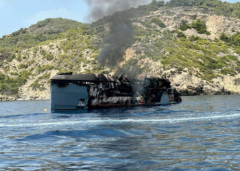 Estado del yate frente a la costa de Santa Eulària antes de hundirse. Imagen cedida por Jaume Ribas.