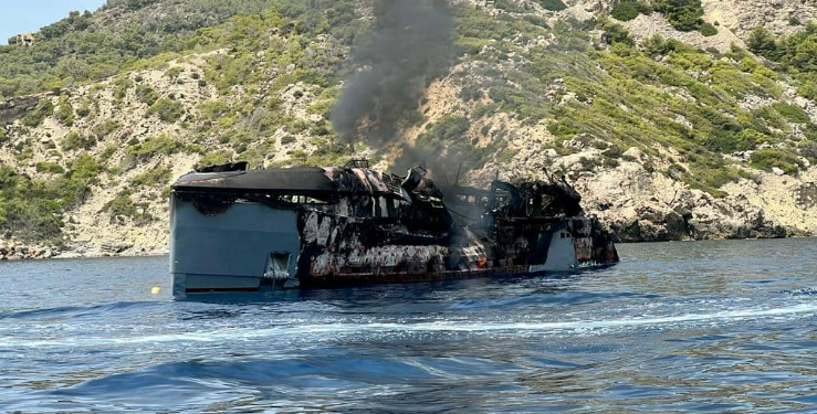 Estado del yate frente a la costa de Santa Eulària antes de hundirse. Imagen cedida por Jaume Ribas.