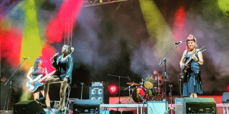 D'esquerra a dreta, Inés Roig, Balma Albalat, Marta Mallach i Marta Yanini, en concert a les Festes de la Terra 2022. Imatge cedida a Noudiari.