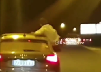 Captura del vídeo en el que se puede ver a una persona con medio cuerpo fuera de la ventanilla en un coche en circulación por Ibiza