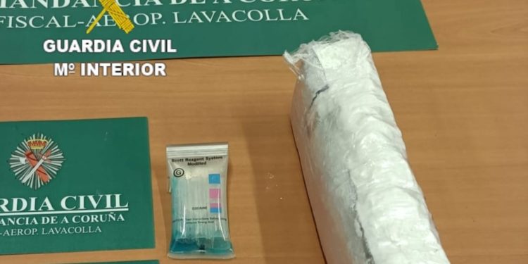 Imagen del paquete con coca con el que pretendía volar a la isla