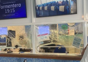 Cristales rotos de las taquillas de una de las navieras que operan la ruta de Formentera tras el acto vandálico protagonizado por el detenido. Foto Noudiari