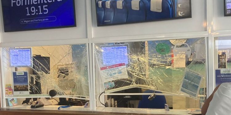Cristales rotos de las taquillas de una de las navieras que operan la ruta de Formentera tras el acto vandálico protagonizado por el detenido. Foto Noudiari