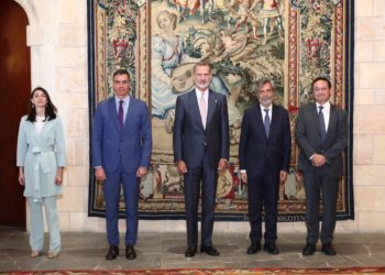 El presidente del Gobierno ha asistido hoy junto a la ministra de Justicia,
Pilar Llop, al acto de toma de posesión del nuevo fiscal general del Estado, Álvaro García Ortiz, presidido por S.M. el Rey, en Palma. En la imagen se puede ver que lleva corbata por cuestiones de protocolo. En la intervención ante los medios se la ha quitado.