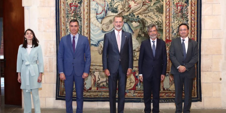 El presidente del Gobierno ha asistido hoy junto a la ministra de Justicia,
Pilar Llop, al acto de toma de posesión del nuevo fiscal general del Estado, Álvaro García Ortiz, presidido por S.M. el Rey, en Palma. En la imagen se puede ver que lleva corbata por cuestiones de protocolo. En la intervención ante los medios se la ha quitado.