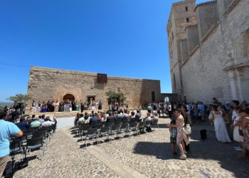 Acto del Vuit d'Agost durante la intervención de Vicent Marí.